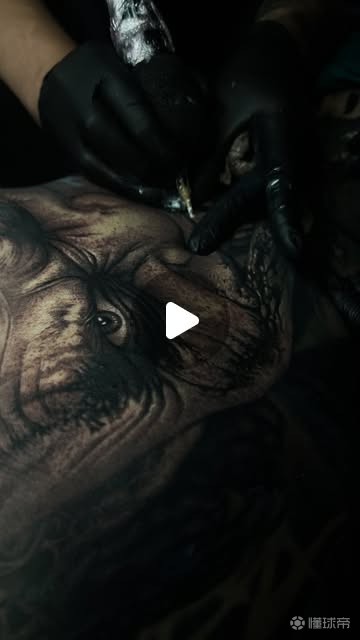 和我的团队一起，为加纳乔用边后卫图案覆盖小丑纹身